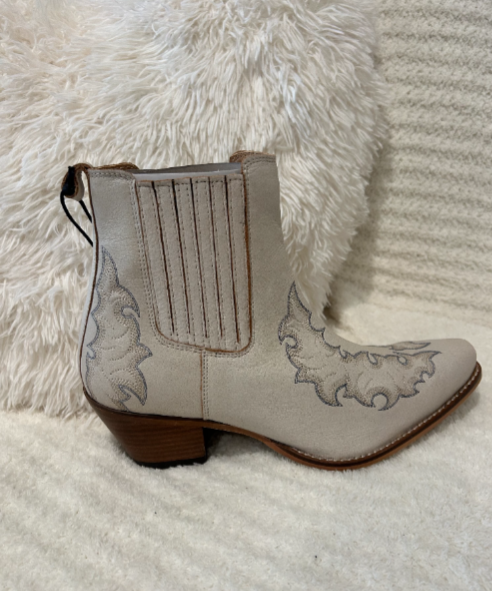 MYRA Derling Ranch booties in white