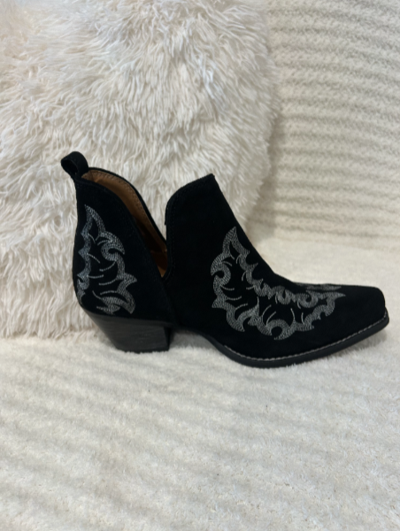 Myra Trail Runner booties in black
